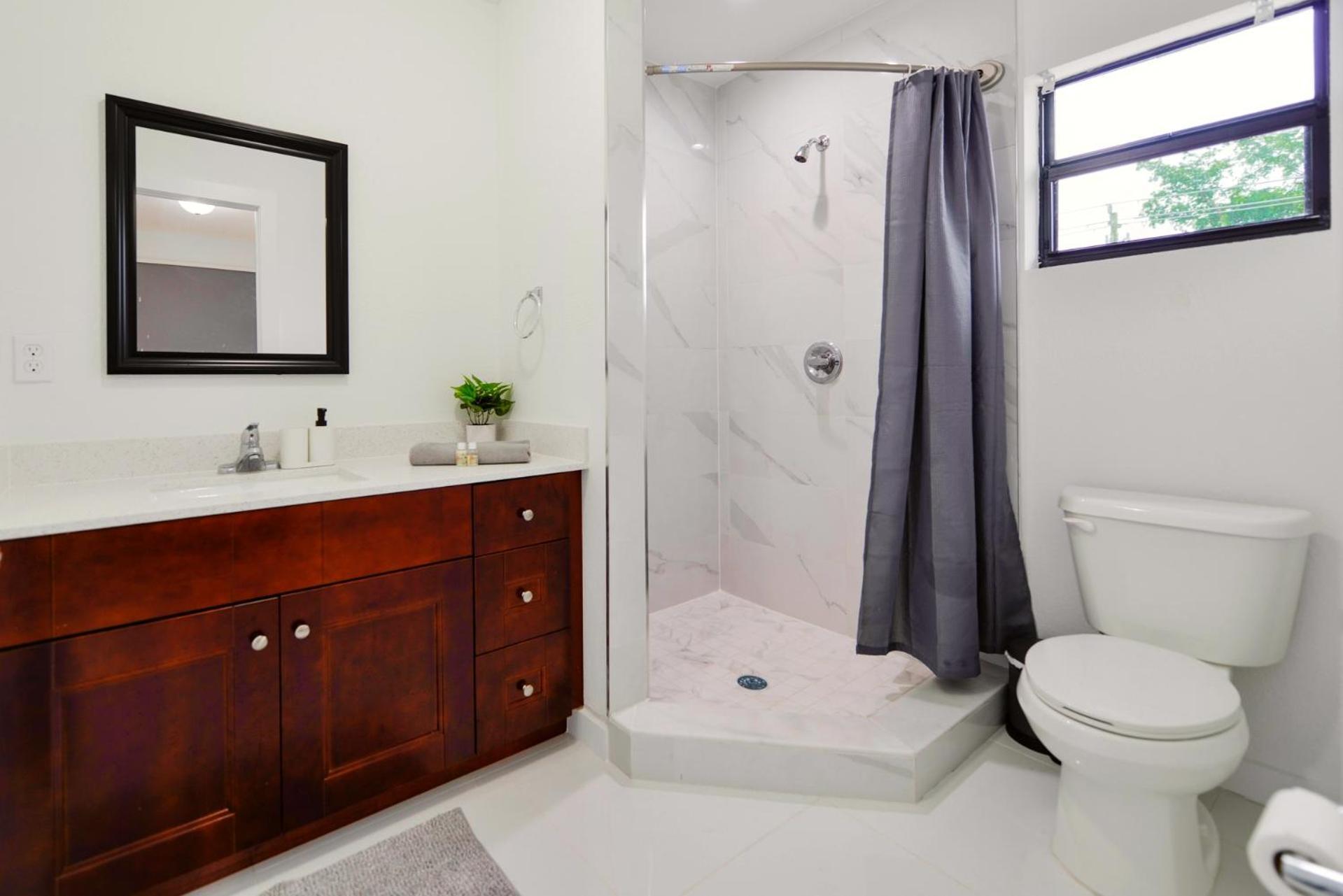 Duplex 3br With Free Parking In Northwest *